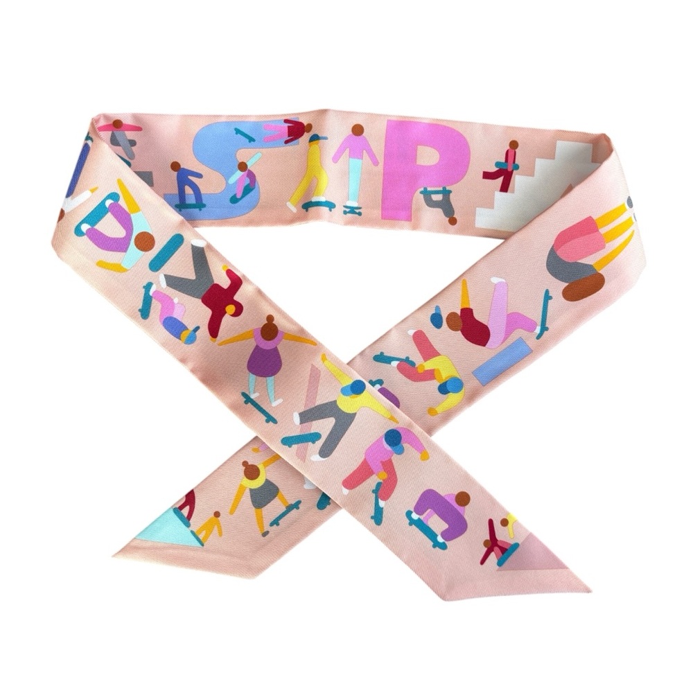 Hermes Twilly 100% Silk Pink Figures Libres Rose Poudre / Bleu / Multicolore